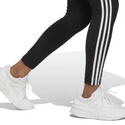 ADIDAS Fitness Legging Met Hoge Taille Voor Dames 3S Zwart En Wit 11 ADIDAS Fitness Legging Met Hoge Taille Voor Dames 3S Zwart En Wit -Adidas Winkel fitness legging met hoge taille voor dames 3s zwart en wit 4
