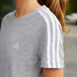 ADIDAS T-SHIRT VOOR FITNESS EN SOFT TRAINING VOOR DAMES GRIJS -Adidas Winkel t shirt voor fitness en soft training voor dames grijs 9